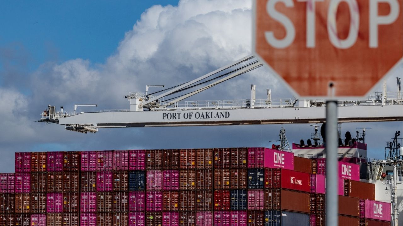 A cargo ship full of shipping containers is seen at the port of Oakland as trade tensions escalate over U.S. tariffs, in Oakland, California, U.S., March 6, 2025. (Reuters/Carlos Barria)