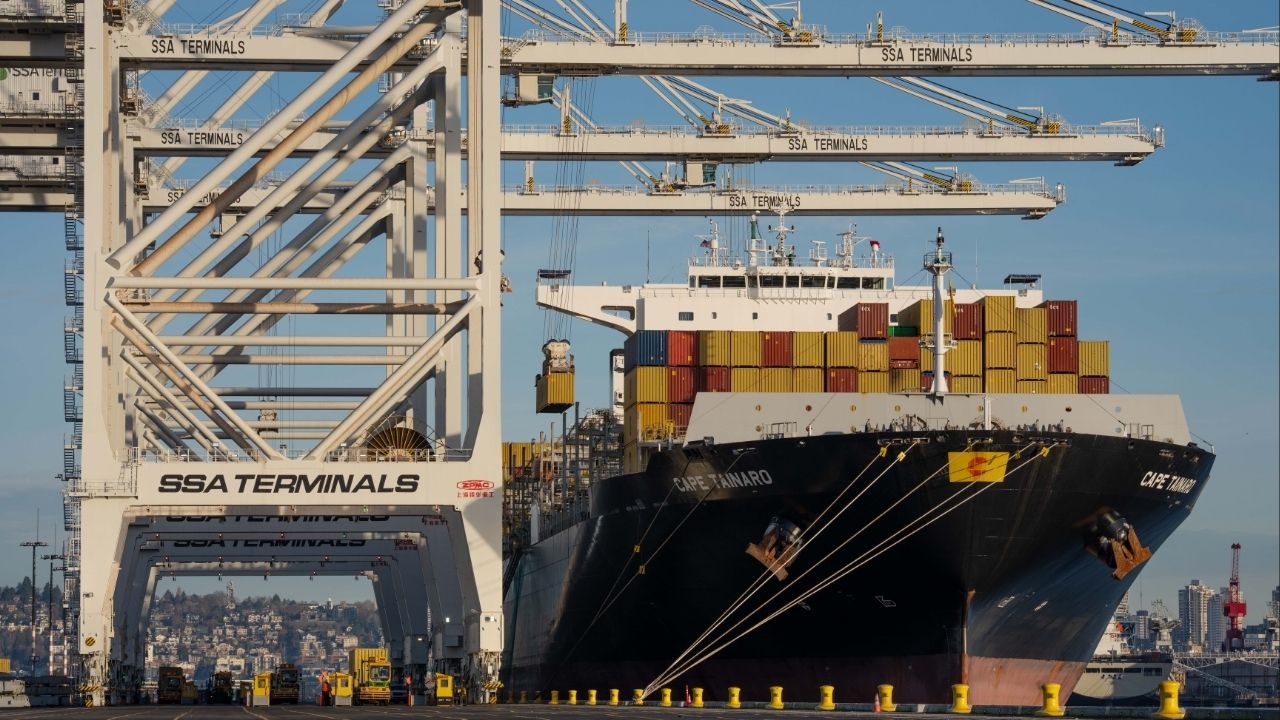A container ship at the Port of Seattle, on Dec. 30, 2025. U.S. imports grew and the trade deficit remained historically large last year, data released on Feb. 19 showed, as steep tariffs imposed by the Trump administration scrambled trade but did not halt it. (Ruth Fremson/The New York Times)