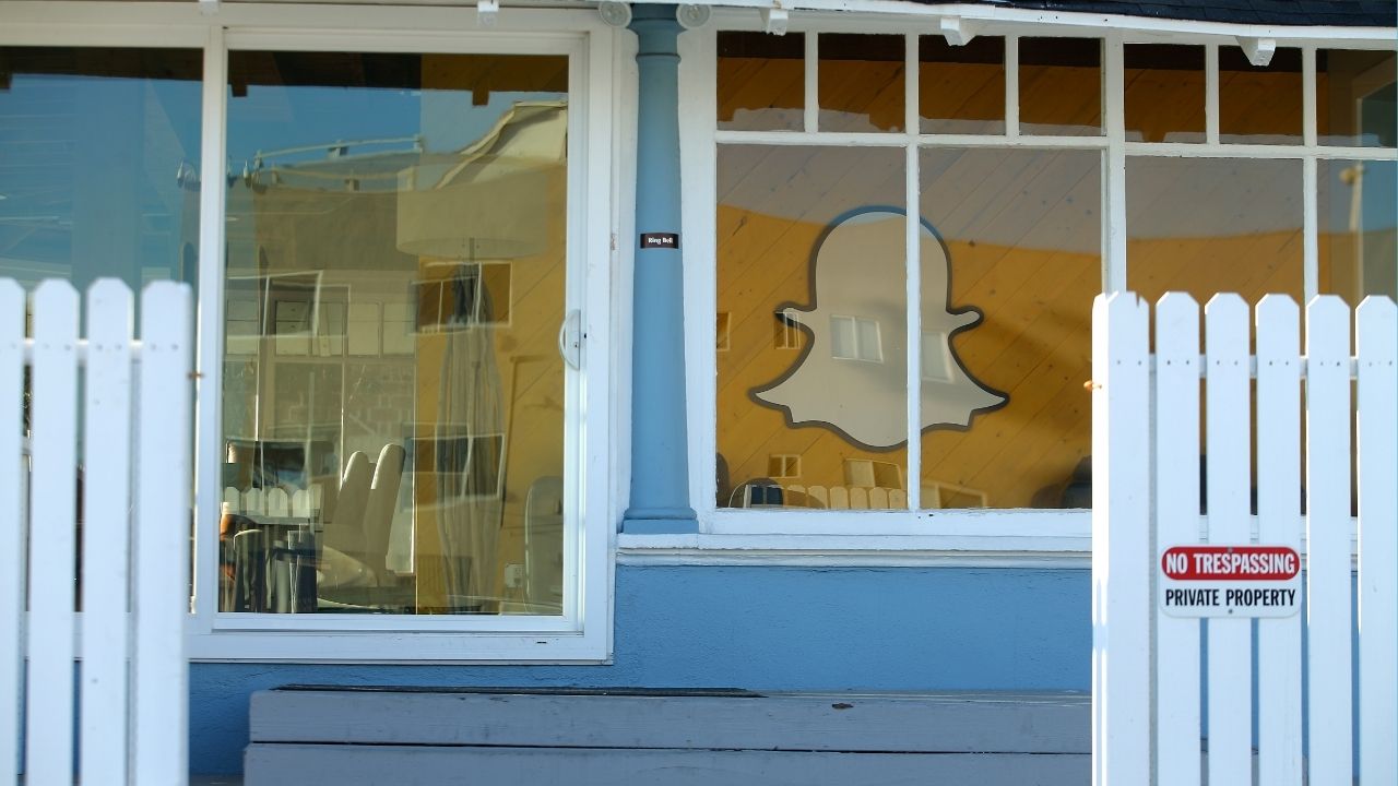 A former office building of Snap Inc. still remains with its logo on the wall in Venice Beach, California, U.S., March 1, 2017. (Reuters/Mike Blake)