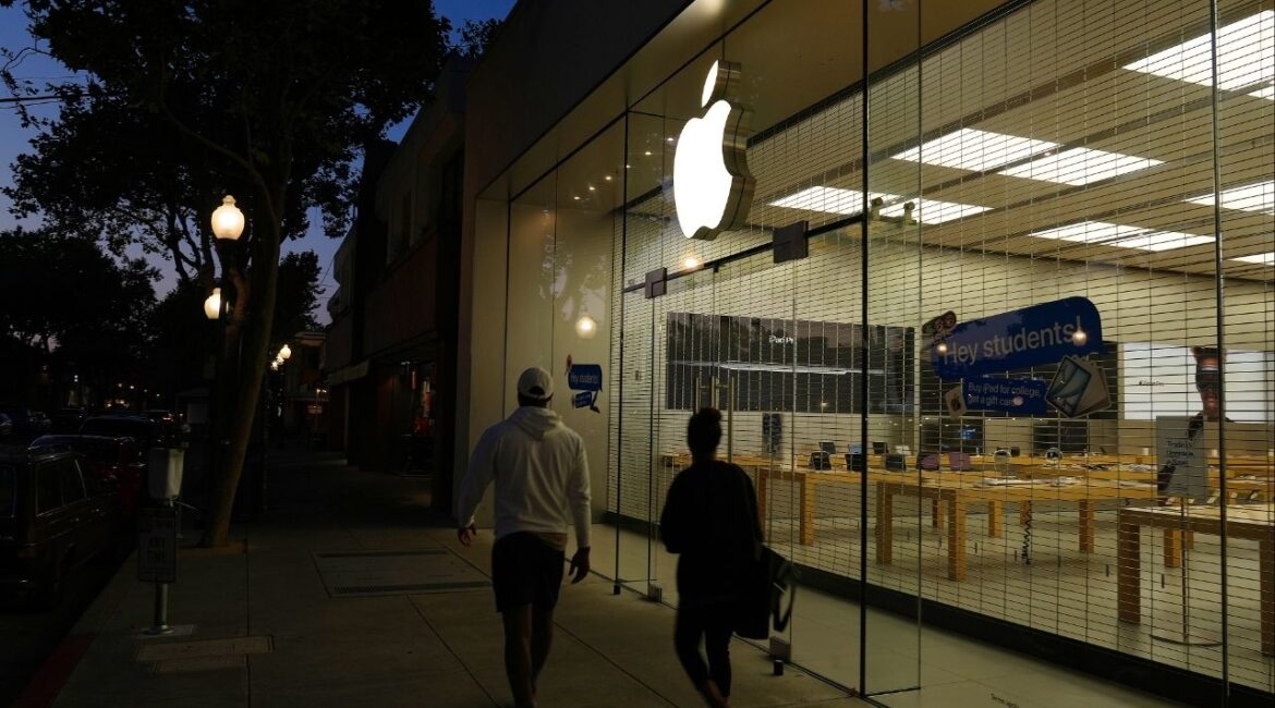 An Apple store at dusk in Berkeley, Calif., on July 15, 2024. Andrew Ferguson, Federal Trade Commission chair, said in a letter to Apple that it might be violating consumer protection law by stifling conservative speech in its news aggregation service. (Jim Wilson/The New York Times)
