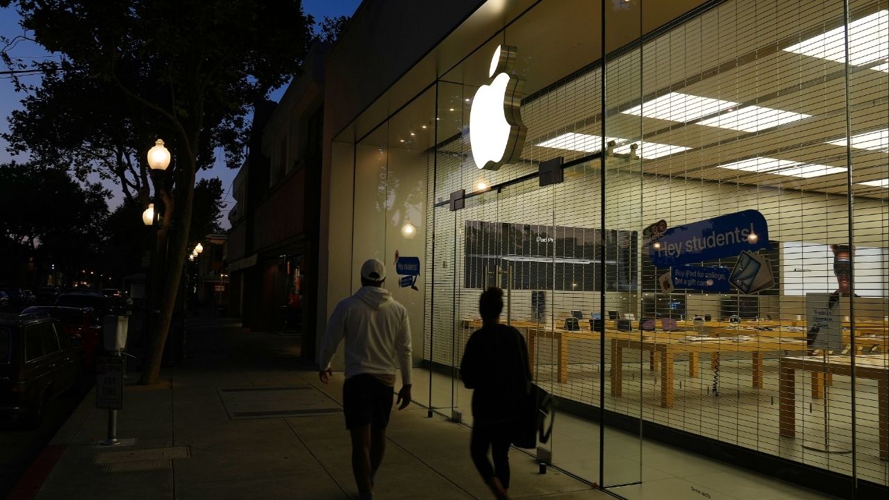 An Apple store at dusk in Berkeley, Calif., on July 15, 2024. Andrew Ferguson, Federal Trade Commission chair, said in a letter to Apple that it might be violating consumer protection law by stifling conservative speech in its news aggregation service. (Jim Wilson/The New York Times)
