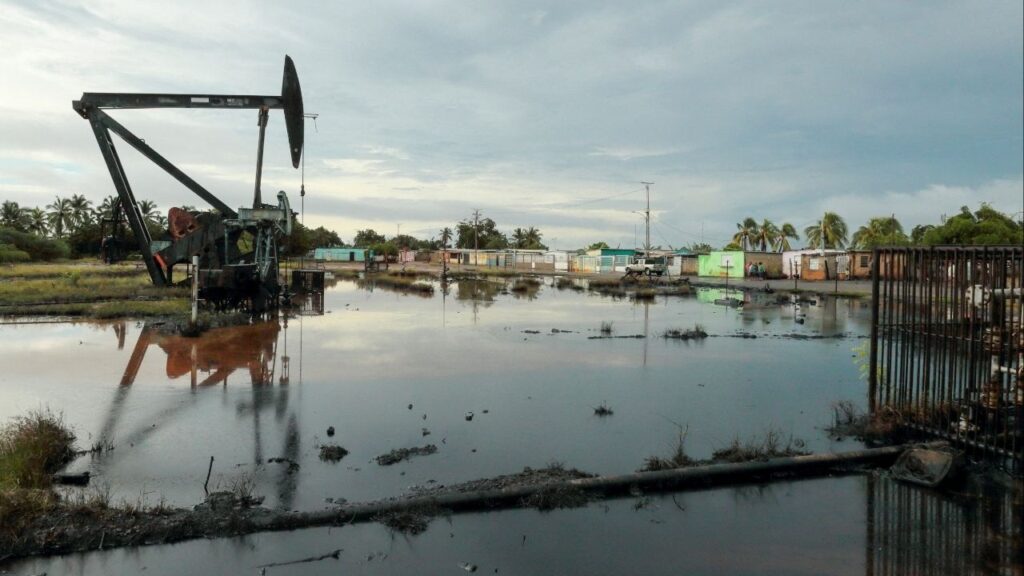 An oil pump jack is seen in an oil field near Lake Maracaibo, in Cabimas, Venezuela October 14, 2022. (Reuters/Issac Urrutia)