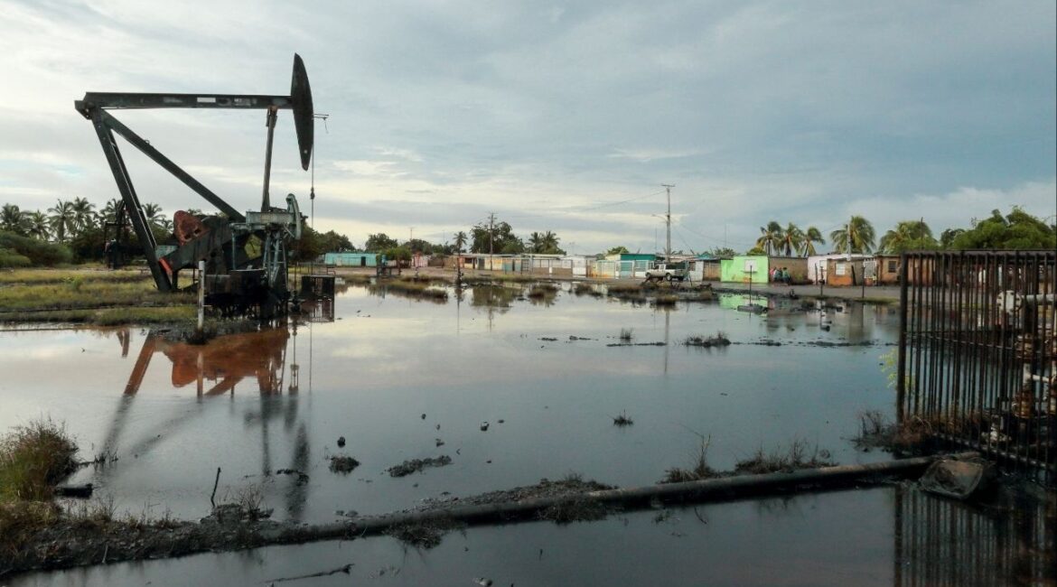 An oil pump jack is seen in an oil field near Lake Maracaibo, in Cabimas, Venezuela October 14, 2022. (Reuters/Issac Urrutia)