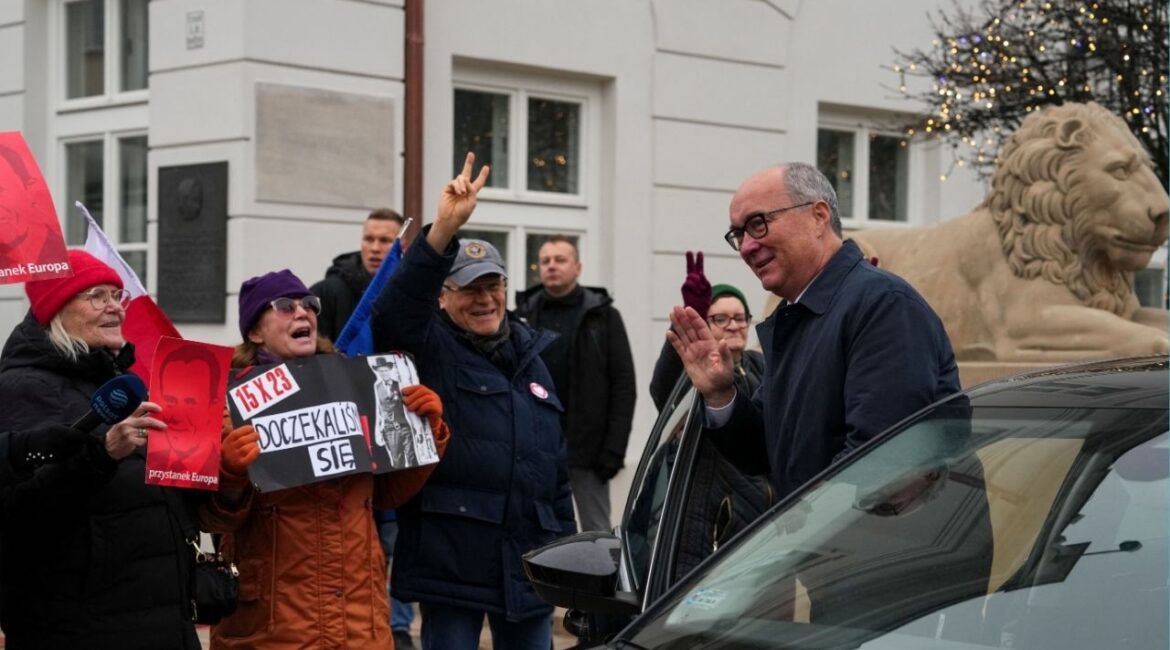 Co-leader of Poland's New Left (Nowa Lewica) party Wlodzimierz Czarzasty waves as people demonstrate in support of Poland's newly appointed cabinet during its swearing-in ceremony, in Warsaw, Poland December 13, 2023. (Reuters/Aleksandra Szmigiel)