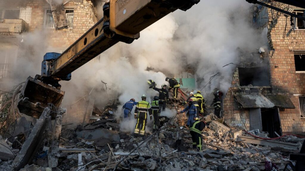 First responders at an apartment building that a Russian missile struck in Kyiv, Ukraine, August. 28, 2025. Russian attacks and Ukrainian civilian deaths rose as President Trump’s peace talks dragged on during his first year back in the White House. (Finbarr O’Reilly/ The New York Times)