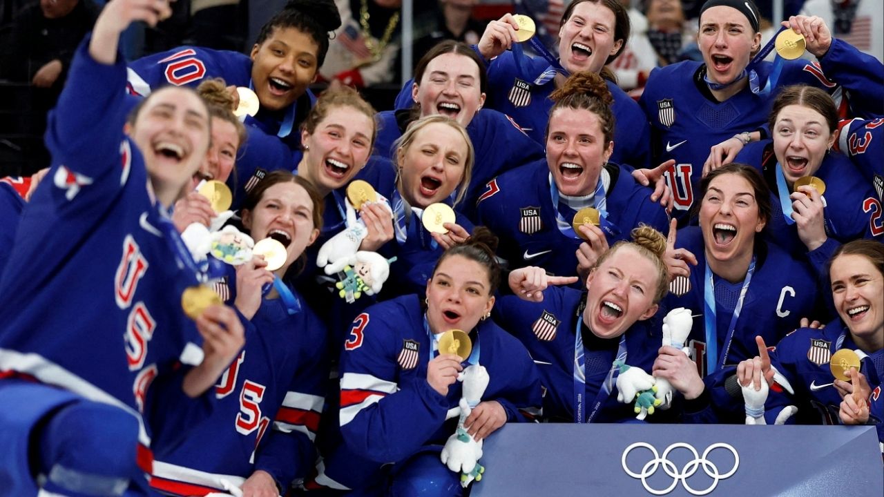 Milano Cortina 2026 Olympics - Ice Hockey - Women's Victory Ceremony - Milano Santagiulia Ice Hockey Arena, Milan, Italy - February 19, 2026. Gold medallists United States pose for a team group photo during the victory ceremony (Reuters/David W Cerny)