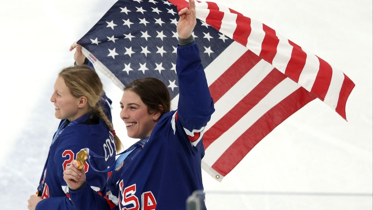 Milano Cortina 2026 Olympics - Ice Hockey - Women's Victory Ceremony - Milano Santagiulia Ice Hockey Arena, Milan, Italy - February 19, 2026. Hilary Knight and Kendall Coyne of United States celebrate with their national flag and gold medals during the ceremony (Reuters/Mike Segar)