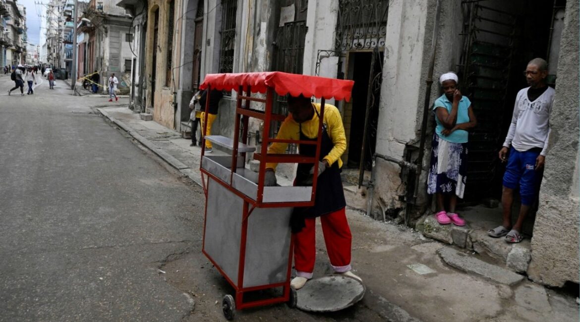 People wait to buy food from a street kart in Havana, as Cubans from all walks of life hunker into survival mode, navigating seemingly interminable blackouts and soaring prices for food, fuel, and transport, while the United States threatens a stranglehold on the communist-run nation, Cuba, January 30, 2026. (Reuters File)