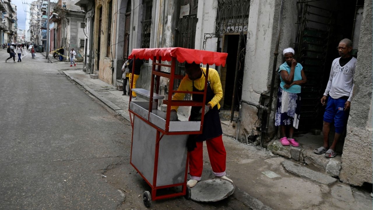 People wait to buy food from a street kart in Havana, as Cubans from all walks of life hunker into survival mode, navigating seemingly interminable blackouts and soaring prices for food, fuel, and transport, while the United States threatens a stranglehold on the communist-run nation, Cuba, January 30, 2026. (Reuters File)