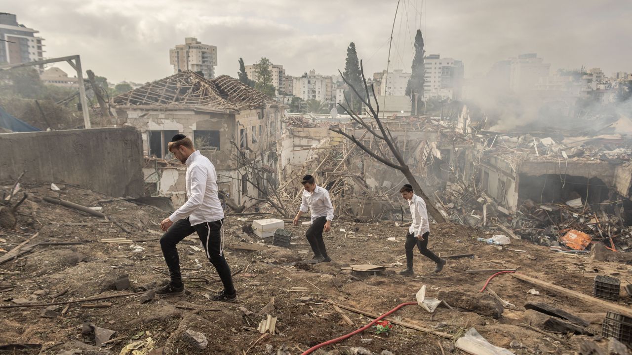 People walking among the ruins of buildings damaged by the Iranian missile attack in Rehovot, Israel, June 15, 2025. President Donald Trump is focused on Iran’s nuclear program, but Prime Minister Benjamin Netanyahu sees a more immediate threat from Tehran’s rapid rebuilding of its ability to launch missiles at Israel. (Avishag Shaar-Yashuv/ The New York Times)
