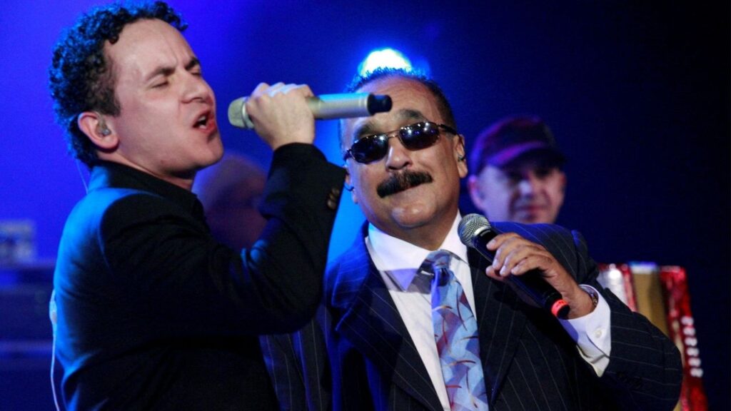Singer Fonseca (L) and trombonist Willie Colon perform during the Miss Colombia 2010 in Cartagena November 15, 2010. (Reuters File)