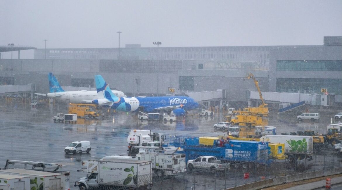 Snow falls at Newark Liberty International Airport in Newark, N.J., on Sunday, Feb. 22, 2026. Major airlines in the United States said on Tuesday they would add flights at airports across the Northeast, ramping up operations after a powerful winter storm caused thousands of flights to be canceled. (Dakota Santiago/The New York Times)