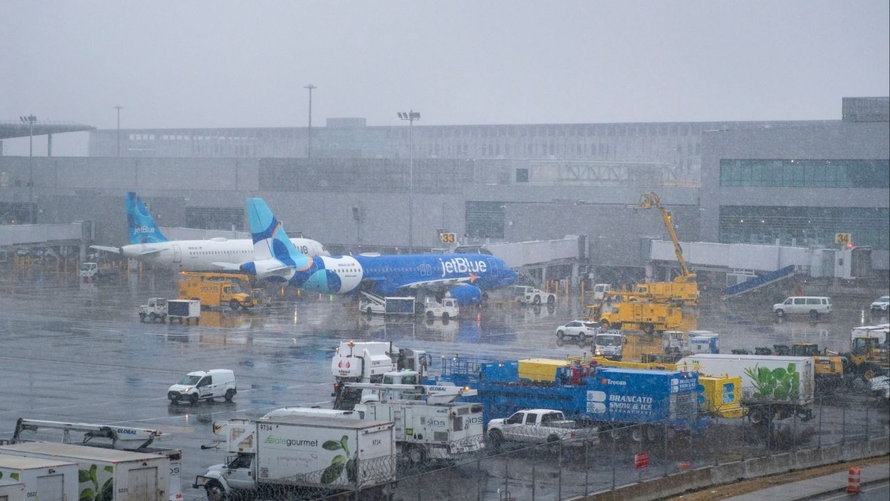 Snow falls at Newark Liberty International Airport in Newark, N.J., on Sunday, Feb. 22, 2026. Major airlines in the United States said on Tuesday they would add flights at airports across the Northeast, ramping up operations after a powerful winter storm caused thousands of flights to be canceled. (Dakota Santiago/The New York Times)