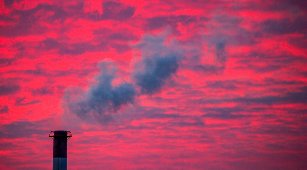 Steam rises from a smoke stack at sunset in Lansing, Michigan, U.S., January 17, 2018. (Reuters/Brendan McDermid)