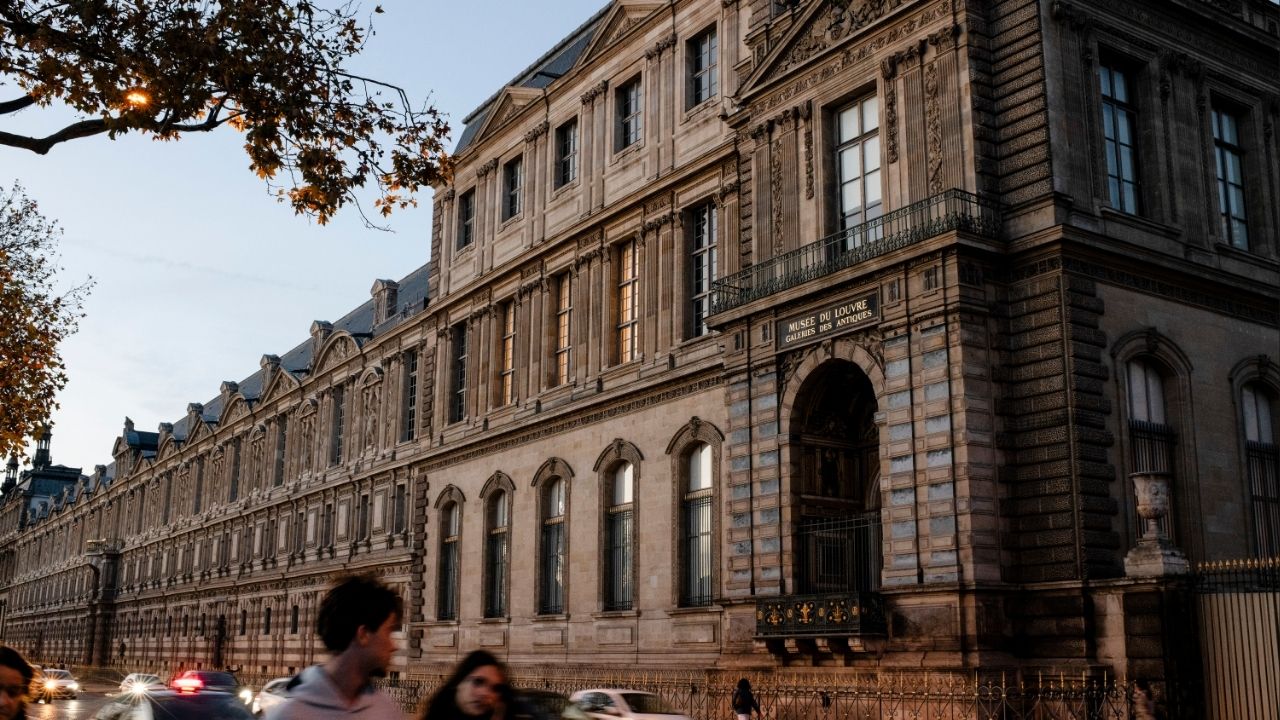 The second-floor balcony where burglars broke into the Louvre Museum in September 2025, in Paris, Nov. 11, 2025. Laurence des Cars, the first female president of the Louvre Museum, resigned on Tuesday, Feb. 24, 2026, less than three months after an audacious theft raised thorny questions about security at one of the world’s most famous museums. (Dmitry Kostyukov/The New York Times)
