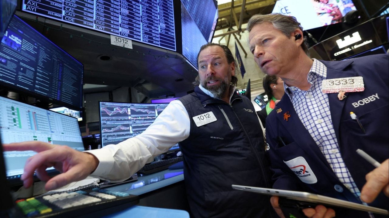 Traders work on the floor at the New York Stock Exchange (NYSE) in New York City, U.S., February 6, 2026. (Reuters/Brendan McDermid)