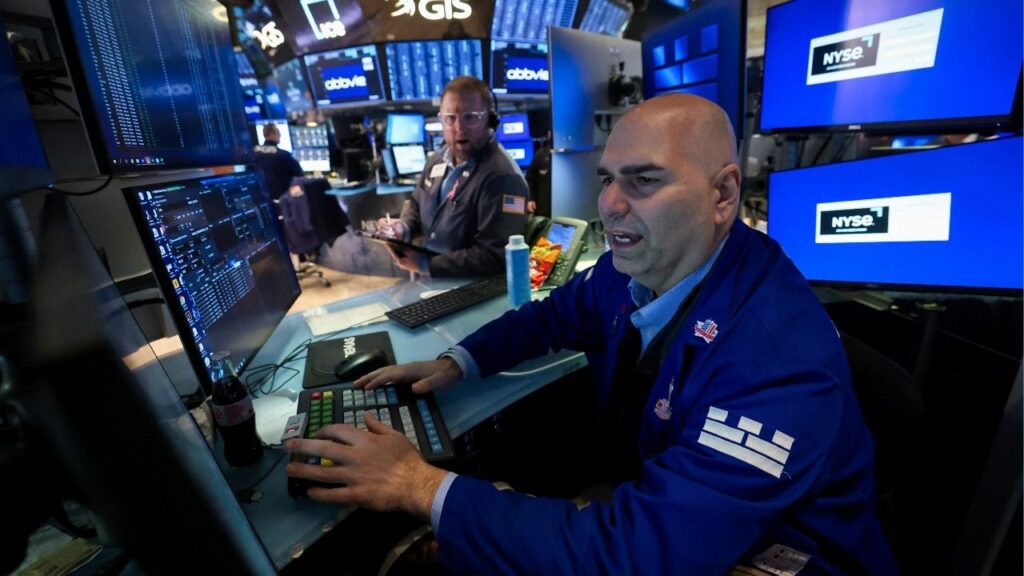 Traders work on the floor at the New York Stock Exchange (NYSE) in New York City, U.S., January 13, 2026. (Reuters/Brendan McDermid)