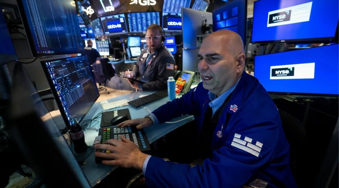 Traders work on the floor at the New York Stock Exchange (NYSE) in New York City, U.S., January 13, 2026. (Reuters/Brendan McDermid)