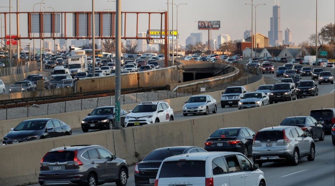 Travelers are stuck in a traffic jam as people hit the road before the busy Thanksgiving Day weekend in Chicago, Illinois, U.S., November 21, 2017. (Reuters File)