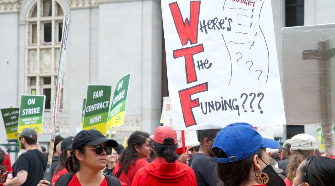 Image of teachers striking in Oakland, California