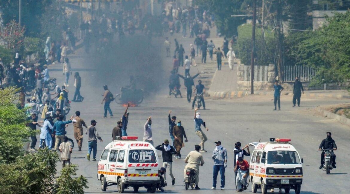 Image of Pakistanis protesting US missile strikes against Iran