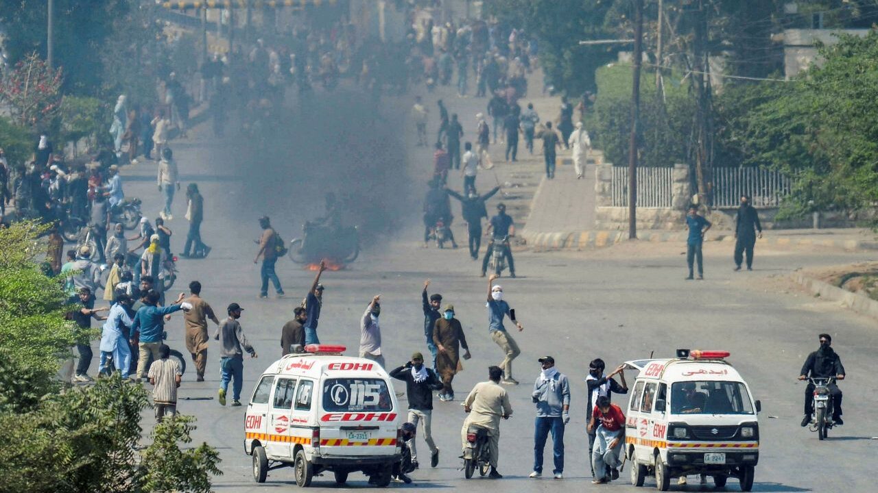 Image of Pakistanis protesting US missile strikes against Iran
