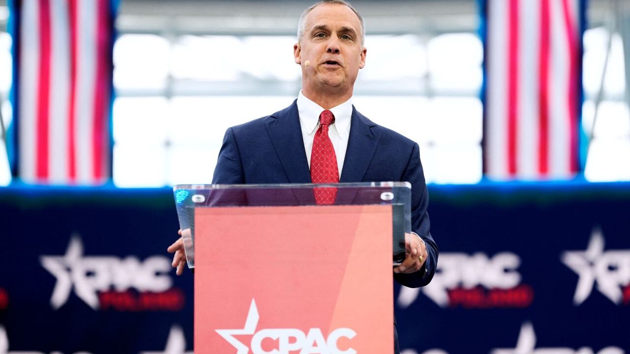 Image of Corey Lewandowski speaking at CPAC/Poland