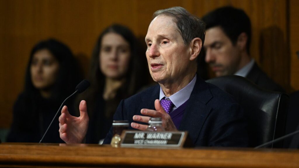 Image of Sen. Ron Wyden (D-Oregon) at a hearing