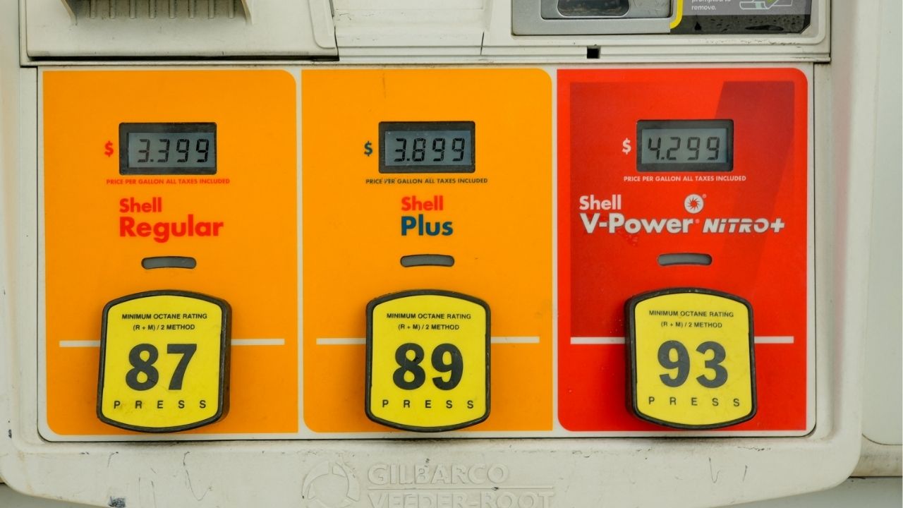 Gas prices are seen at an Shell station pump as the price of oil and gas has surged amid the U.S.-Israeli conflict with Iran, in Washington, D.C., U.S., March 5, 2026. (Reuters/Ken Cedeno)