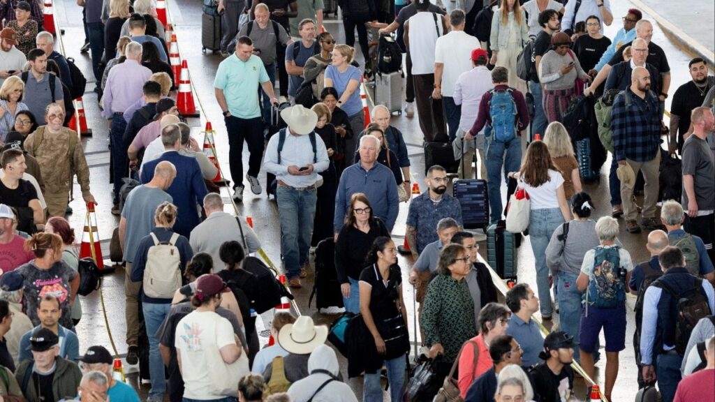 Passengers wait in long TSA lines amid a funding standoff that has forced 50,000 airport security officers to go without pay, causing delays at airports, at the George Bush Intercontinental Airport in Houston, Texas, U.S., March 25, 2026. (Reuters/Antranik Tavitian)