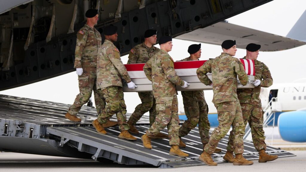 Image of remains of US soldiers being unloaded off a plane