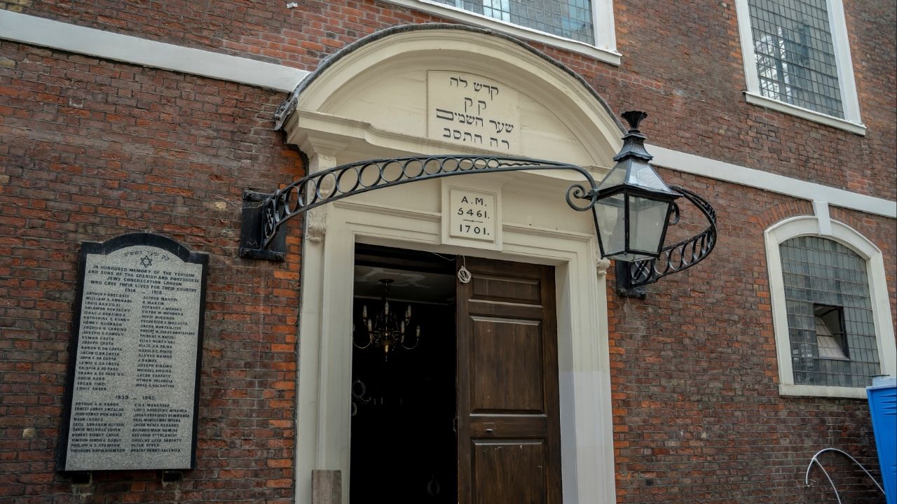 The entrance of the Bevis Marks Synagogue, which is more than 300 years old, in London, Aug. 26, 2021. Two men are accused of carrying out “hostile surveillance” of Israeli and Jewish institutions in England, including on Britain’s oldest synagogue, on behalf of Iran’s intelligence service, according to charges presented at a court hearing on Thursday. (Andrew Testa/The New York Times)