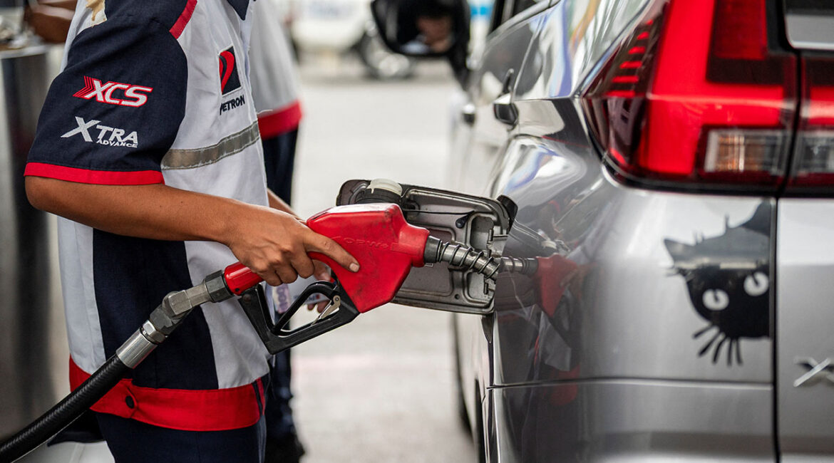 A worker fills up a car at a gas station as oil prices are expected to increase amid the U.S.-Israel conflict with Iran, in Quezon City, Metro Manila, Philippines, March 9, 2026. (Reuters/Lisa Marie David)