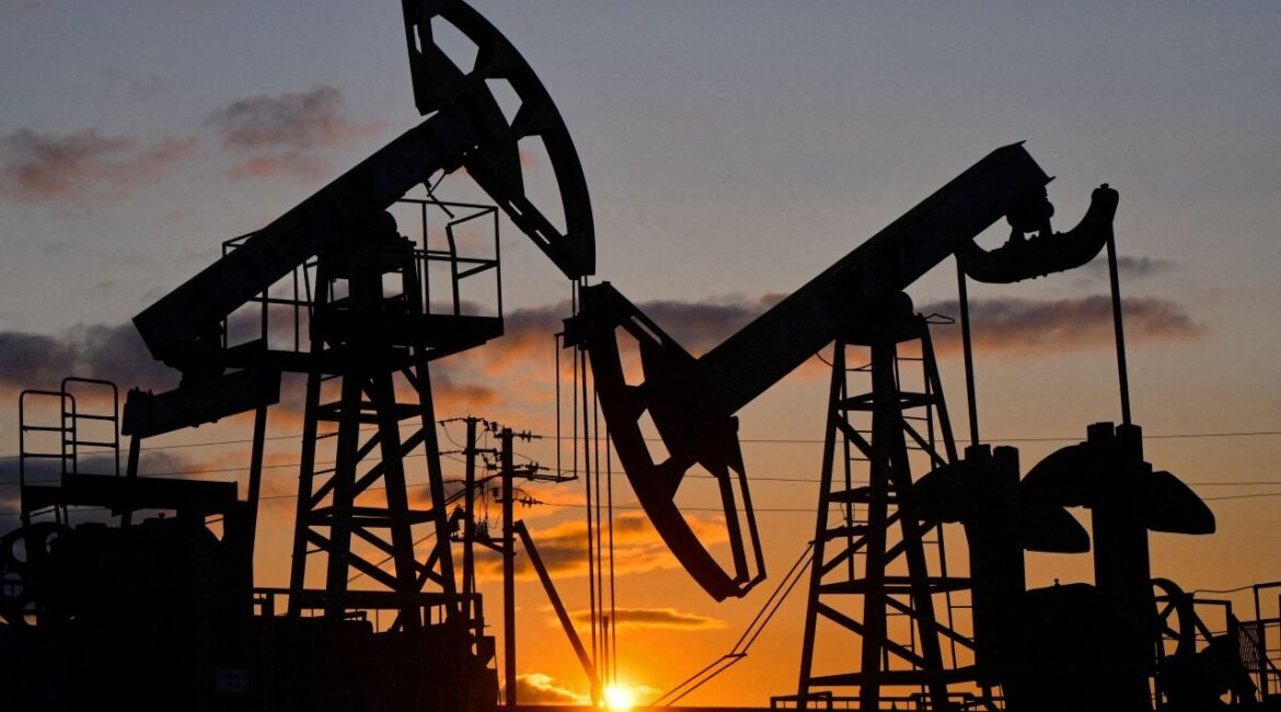 A view shows oil pump jacks outside Almetyevsk in the Republic of Tatarstan, Russia June 4, 2023. REUTERS/Alexander Manzyuk/File Photo