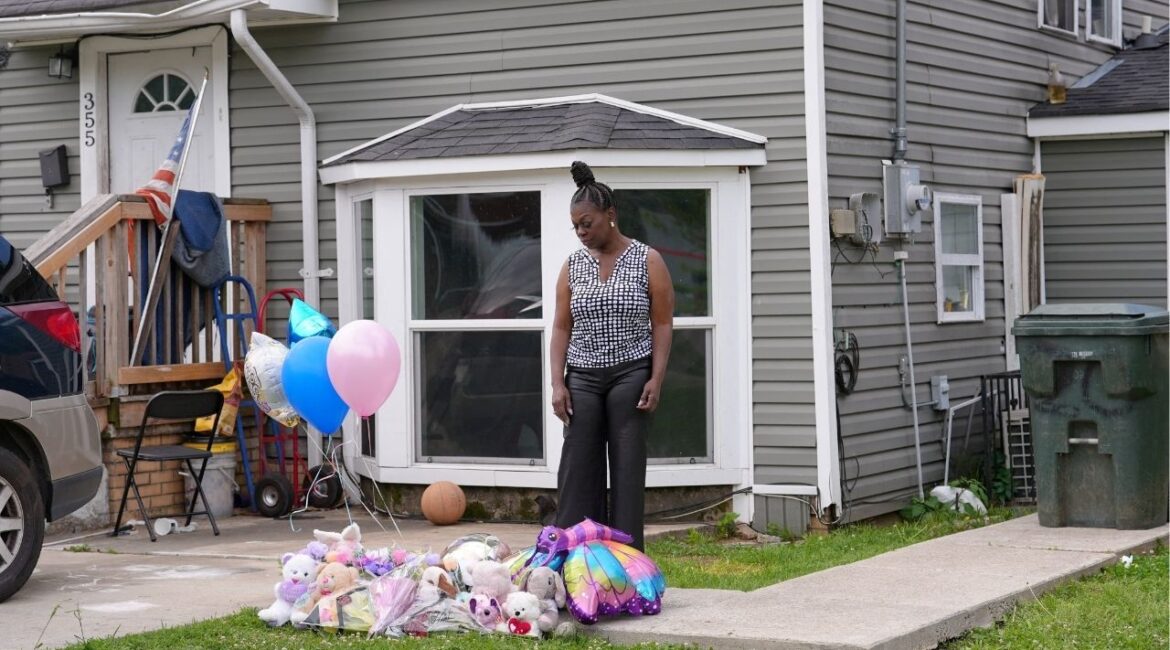 A makeshift memorial with balloons and stuffed animals outside a house where eight children, aged between 1 and 14, were killed in a mass shooting described by authorities as domestic violence, in Shreveport, Louisiana, U.S., April 20, 2026. (Reuters/Arafat Barbakh)