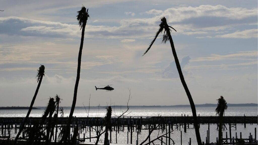 An unidentified helicopter lands on the Great Abaco island town of Marsh Harbour, Bahamas, September 4, 2019. (Reuters/Dante Carrer)