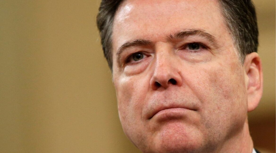 BI Director James Comey waits before testifying at a House Intelligence Committee hearing into alleged Russian meddling in the 2016 U.S. election, on Capitol Hill in Washington, U.S., March 20, 2017. (Reuters File)