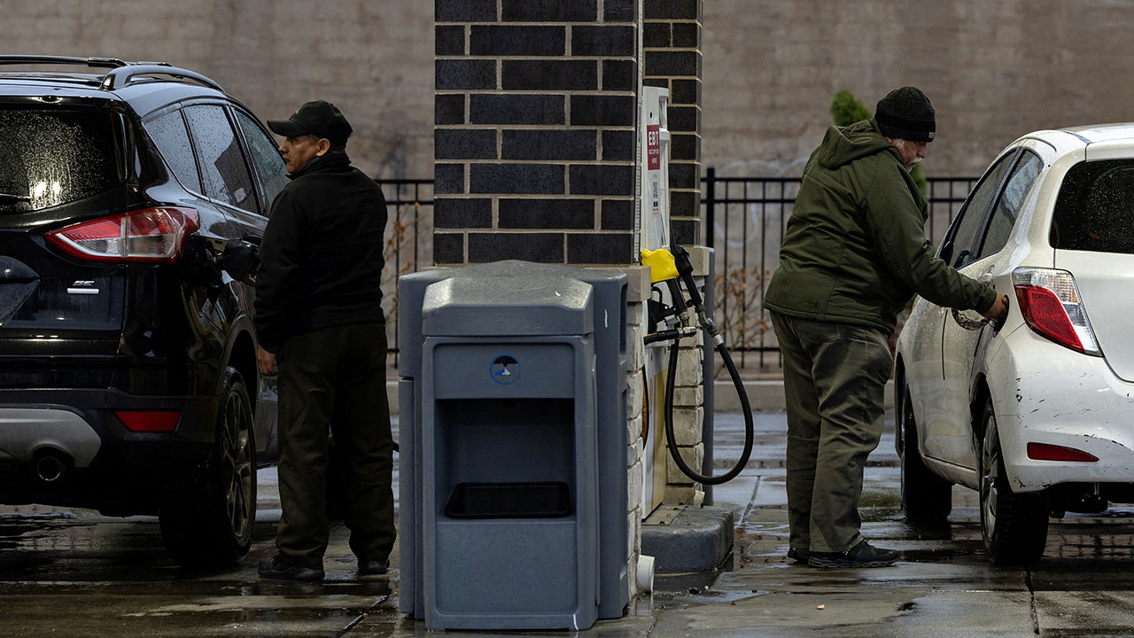 People fuel up their vehicles at a gas station, in Chicago, Illinois, U.S. April 4, 2026. (Reuters/Jim Vondruska)