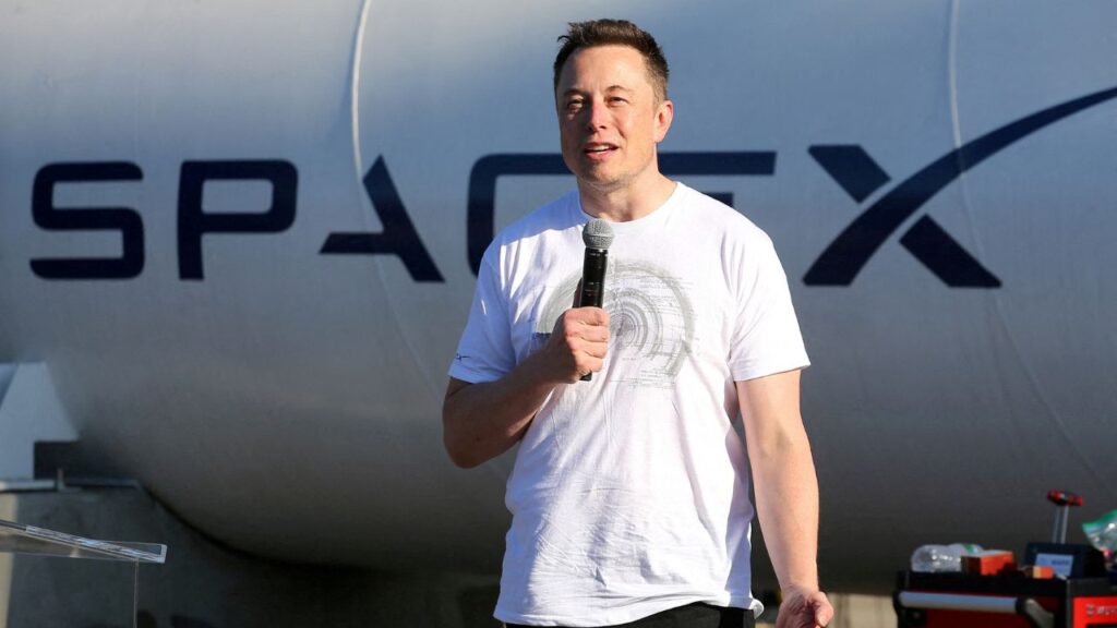 Elon Musk, founder, CEO and lead designer at SpaceX and co-founder of Tesla, speaks at the SpaceX Hyperloop Pod Competition II in Hawthorne, California, U.S., August 27, 2017. (REUTERS/Mike Blake/File Photo)