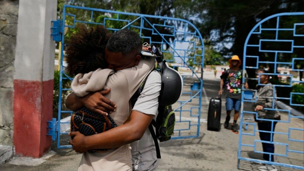 Harold Baez, 31, a released prisoner, embraces his sister as he leaves La Lima penitentiary as part of the amnesty for more than 2,000 prisoners that the communist-run government has announced amid talks with the administration of U.S. President Donald Trump, Havana, Cuba, April 3, 2026. REUTERS/Norlys Perez