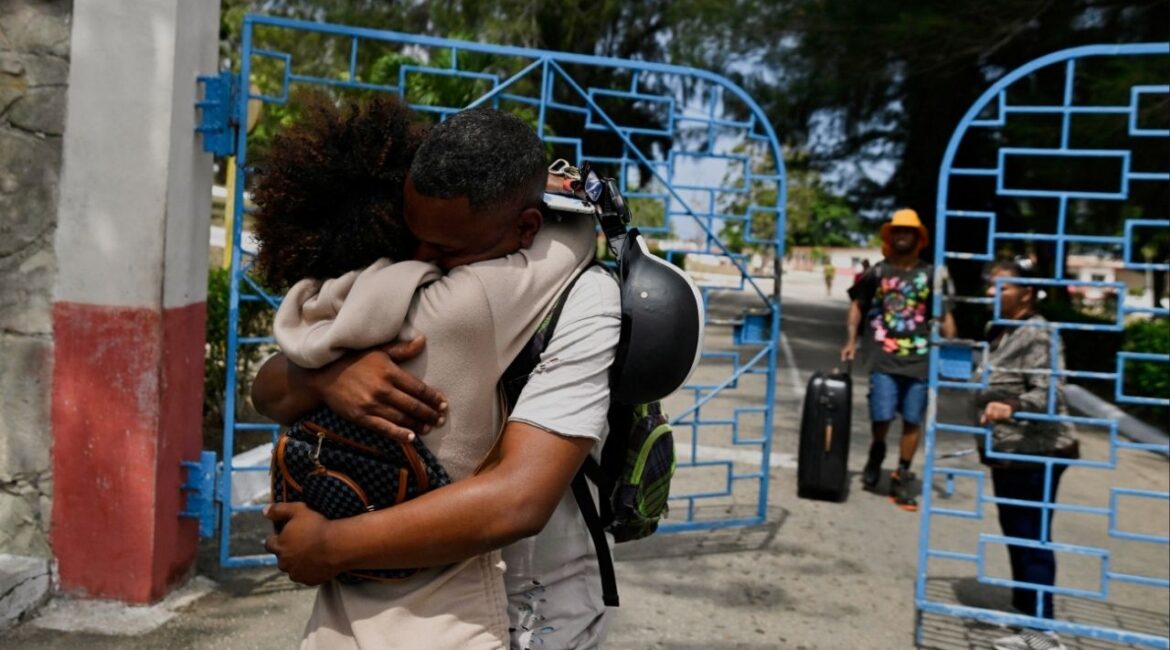 Harold Baez, 31, a released prisoner, embraces his sister as he leaves La Lima penitentiary as part of the amnesty for more than 2,000 prisoners that the communist-run government has announced amid talks with the administration of U.S. President Donald Trump, Havana, Cuba, April 3, 2026. REUTERS/Norlys Perez