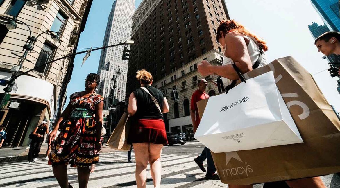 A woman carries shopping bags in Manhattan in New York City, U.S., August 11, 2025. (Reuters/File Photo)