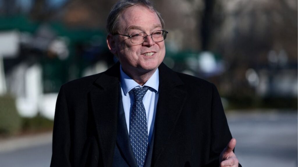 Kevin Hassett, Director of the National Economic Council, speaks to the media outside the White House in Washington, D.C., U.S., December 16, 2025. (Reuters/Evelyn Hockstein)