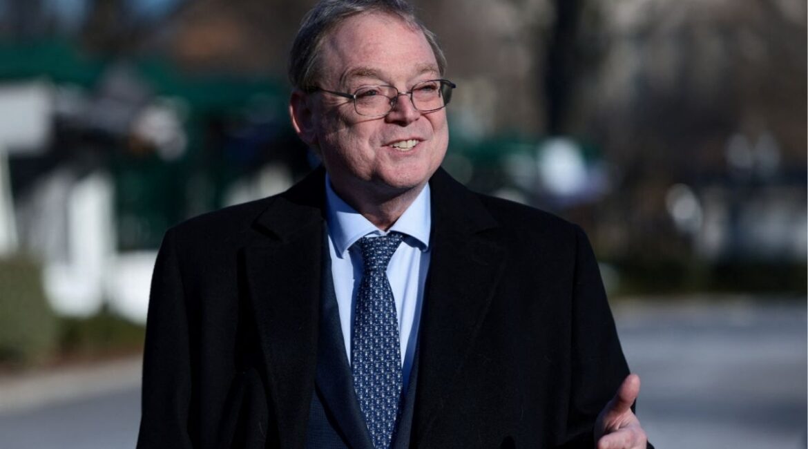 Kevin Hassett, Director of the National Economic Council, speaks to the media outside the White House in Washington, D.C., U.S., December 16, 2025. (Reuters/Evelyn Hockstein)