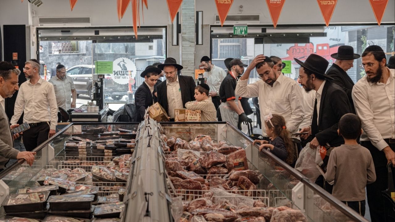 Israelis Prepare to Celebrate Passover in Shadow of War