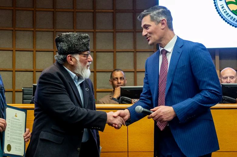 Image of Merced Mayor Matthew Serratto shaking hands with Imam Shahid Sohail