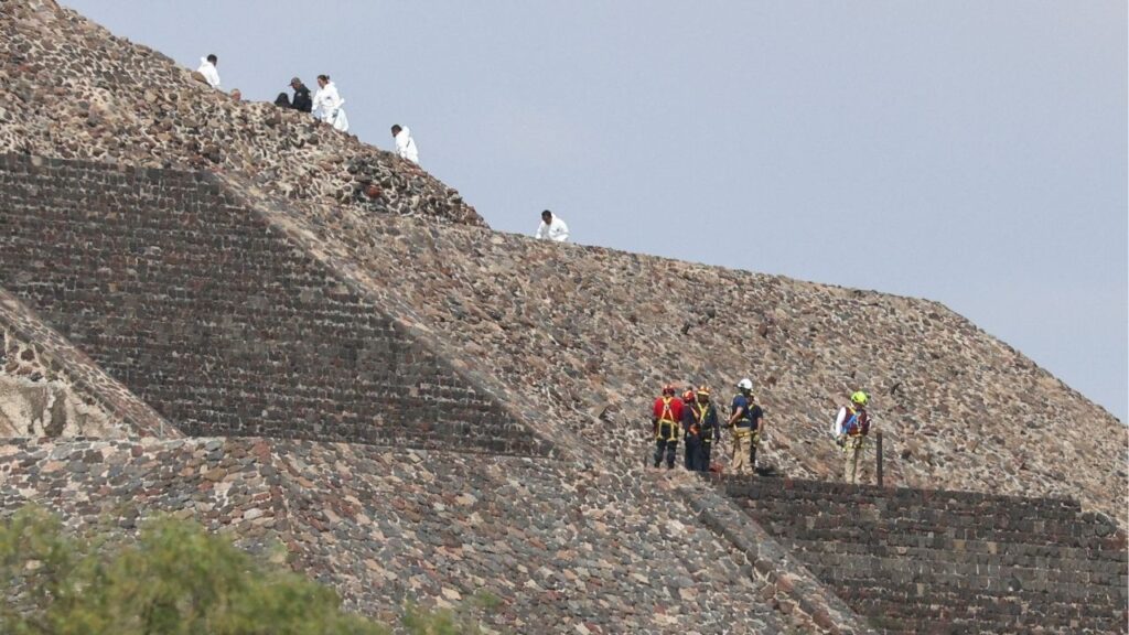 Mexican authorities work at the scene where a man shot dead a Canadian woman and injured several others before killing himself, Mexico's Security Cabinet says, according to preliminary information, at the Teotihuacan pyramids, a popular tourist and archaeological site on the outskirts of Mexico City, Mexico, April 20, 2026. (Reuters/Luis Cortes)