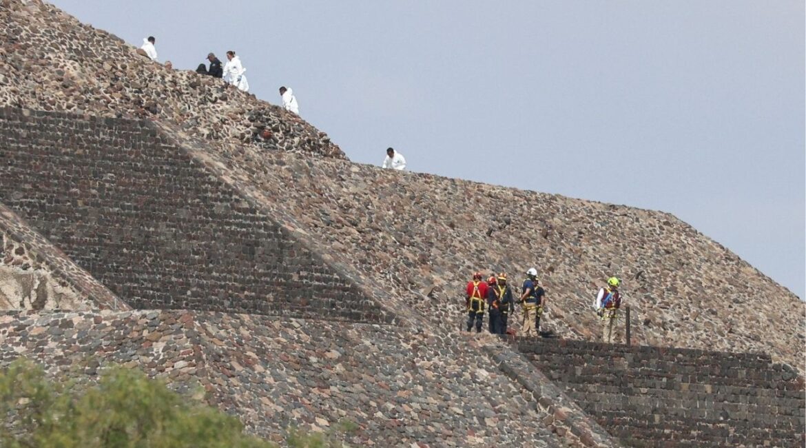 Mexican authorities work at the scene where a man shot dead a Canadian woman and injured several others before killing himself, Mexico's Security Cabinet says, according to preliminary information, at the Teotihuacan pyramids, a popular tourist and archaeological site on the outskirts of Mexico City, Mexico, April 20, 2026. (Reuters/Luis Cortes)