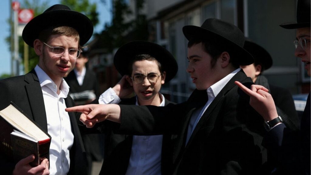 Orthodox Jewish people wait by a police cordon, after a man was arrested following a stabbing incident in the Golders Green area, which is home to a large Jewish population, in London, Britain, April 29, 2026. (Reuters/Hannah McKay)