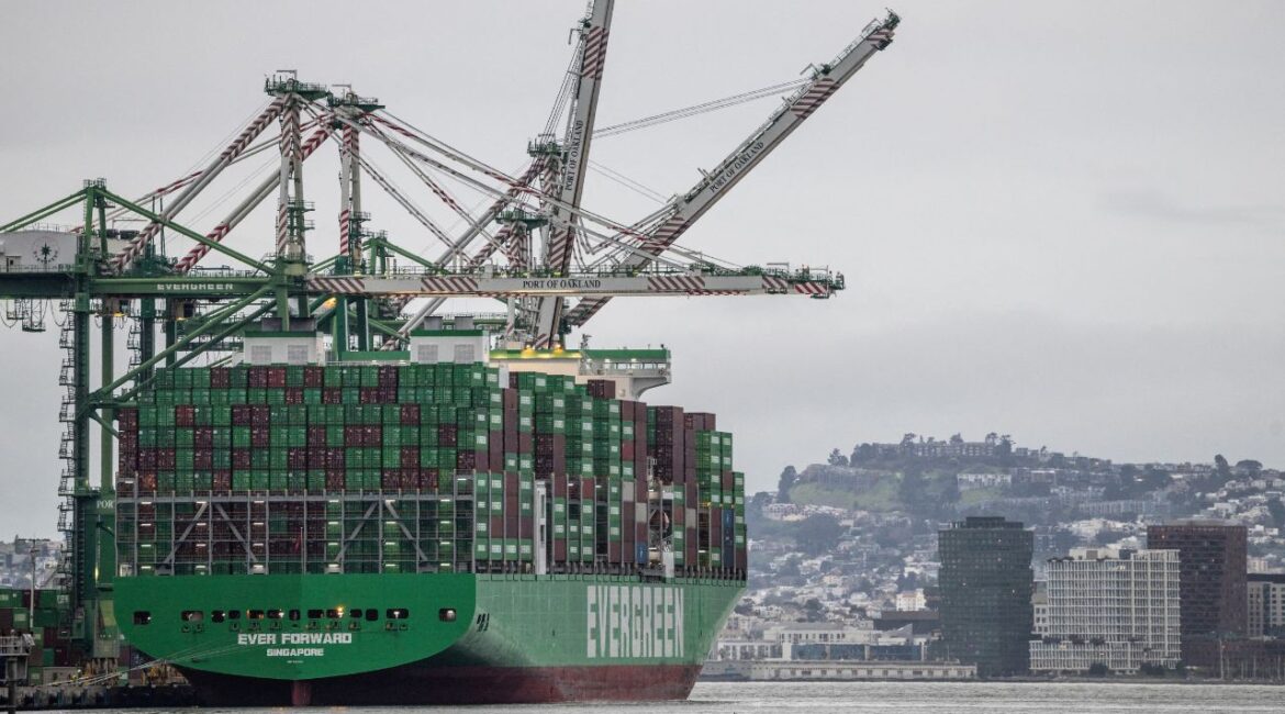 Shipping containers are stacked on a cargo ship at the port of Oakland following the Supreme Court's ruling that Trump had exceeded his authority when he imposed tariffs, in Oakland, California, U.S., February 24, 2026. (REUTERS/Carlos Barria/File Photo)